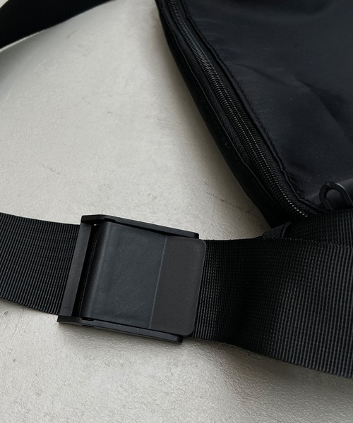 y/m（イム）の「スクエアナイロンショルダーBAG（ショルダーバッグ・レディース・ブラック・FREE）」の2枚目の写真