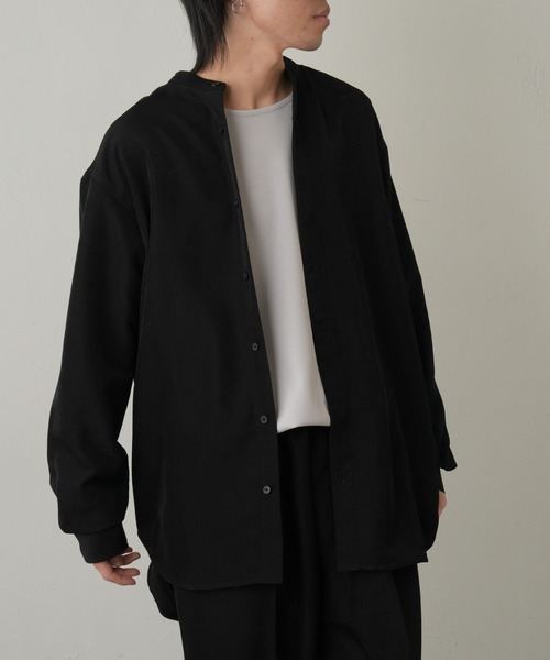 COLONY 2139（コロニートゥーワンスリーナイン）の「ドレープポリバンドカラー長袖シャツ（シャツ/ブラウス・メンズ・ブラック/アイボリー/ブルー・MEDIUM/LARGE）」の2枚目の写真