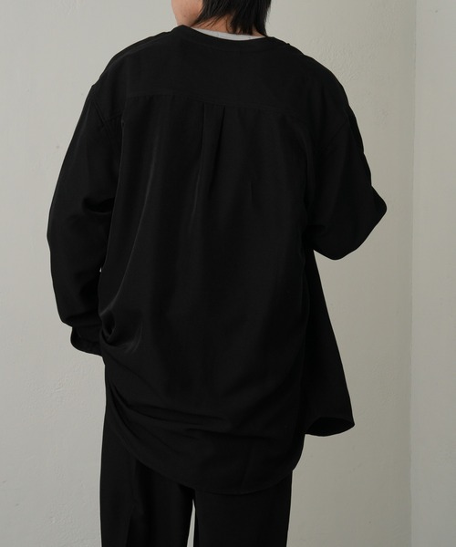 COLONY 2139（コロニートゥーワンスリーナイン）の「ドレープポリバンドカラー長袖シャツ（シャツ/ブラウス・メンズ・ブラック/アイボリー/ブルー・MEDIUM/LARGE）」の9枚目の写真