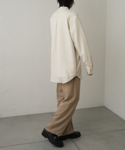 COLONY 2139（コロニートゥーワンスリーナイン）の「ドレープポリバンドカラー長袖シャツ（シャツ/ブラウス・メンズ・ブラック/アイボリー/ブルー・MEDIUM/LARGE）」の10枚目の写真