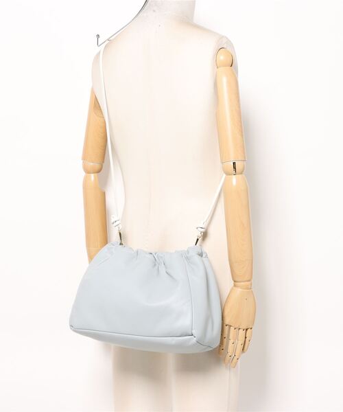 inter-chaussures(インターショシュール)の「【LISA CONTE】ソフトレザーハンドバッグ(Q36307)(ハンドバッグ・レディース・ブラック/ライトブルー・ALL)」の7枚目の写真