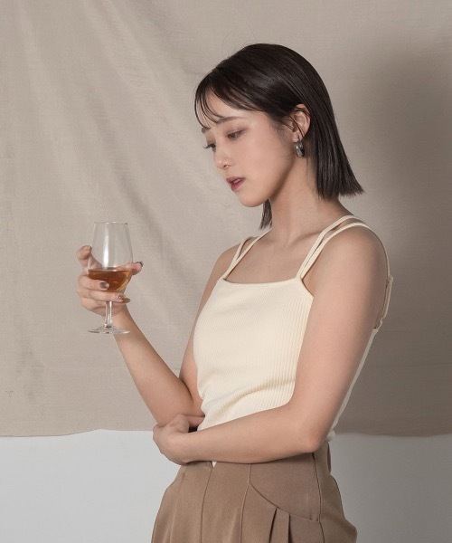 Amiur(エミレ)の「back v arrange bra top(キャミソール・レディース・ベージュ/ブラック/アイボリー・FREE)」の4枚目の写真
