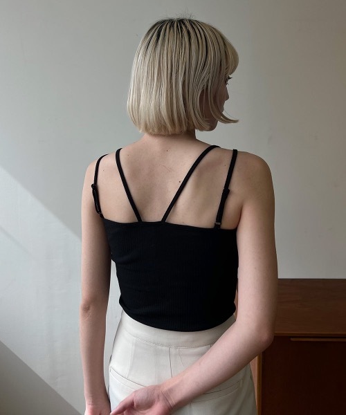 Amiur(エミレ)の「back v arrange bra top(キャミソール・レディース・ベージュ/ブラック/アイボリー・FREE)」の5枚目の写真