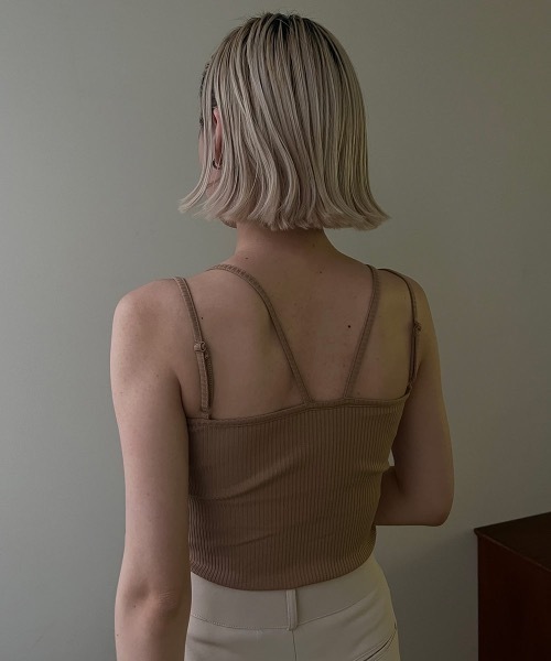 Amiur(エミレ)の「back v arrange bra top(キャミソール・レディース・ベージュ/ブラック/アイボリー・FREE)」の6枚目の写真