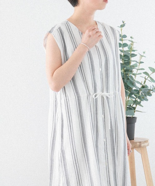 FORK&SPOON(フォークアンドスプーン)の「FORK&SPOON コットンドビーストライプワンピース(ワンピース・レディース・ホワイト/チャコールグレー・1/2)」の15枚目の写真