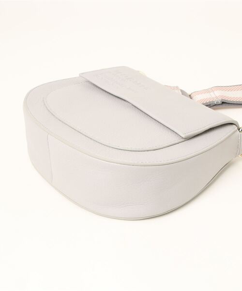 Ted Baker（テッドベーカー）の「DALIAI ロゴストラップ 丸型クロスボディバッグ（ショルダーバッグ・レディース・ライトグレー・O/S）」の5枚目の写真