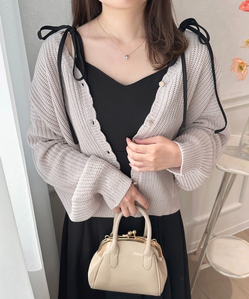 apres jour（アプレジュール）の「スカラップVネックカーディガン【ZOZOTOWN限定アイテム】（カーディガン/ボレロ・レディース・グレイッシュベージュ/ブラック/ライトピンク/オフホワイト・フリー/X-LARGE）」の3枚目の写真