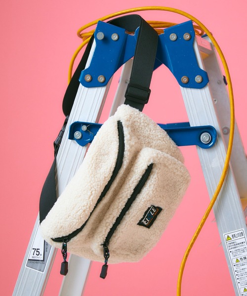 ELLEgirl(エルガール)の「ボアロゴウエストポーチ【ELLEgirl/エル ガール】(ボディバッグ/ウエストポーチ・レディース・アイボリー・FREE)」の1枚目の写真