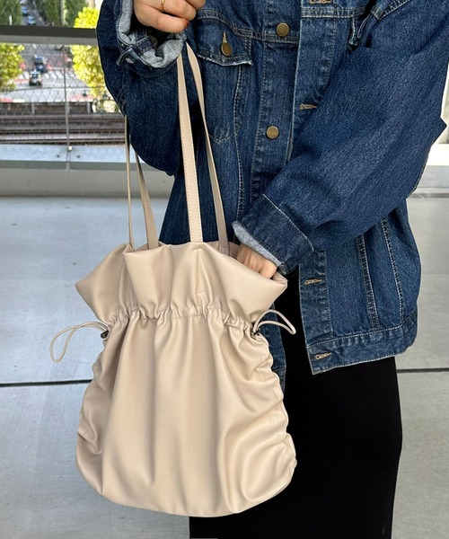DISCOAT（ディスコート）の「【大容量/WEB限定】ドローコードサイドギャザートートバッグ《マチ付き》（トートバッグ・レディース・ブラック/ベージュ/シルバー・FREE）」の2枚目の写真