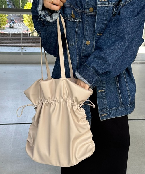 DISCOAT（ディスコート）の「【大容量/WEB限定】ドローコードサイドギャザートートバッグ《マチ付き》（トートバッグ・レディース・ブラック/ベージュ/シルバー・FREE）」の20枚目の写真