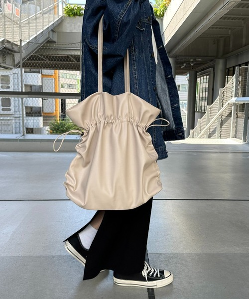 DISCOAT（ディスコート）の「【大容量/WEB限定】ドローコードサイドギャザートートバッグ《マチ付き》（トートバッグ・レディース・ブラック/ベージュ/シルバー・FREE）」の21枚目の写真