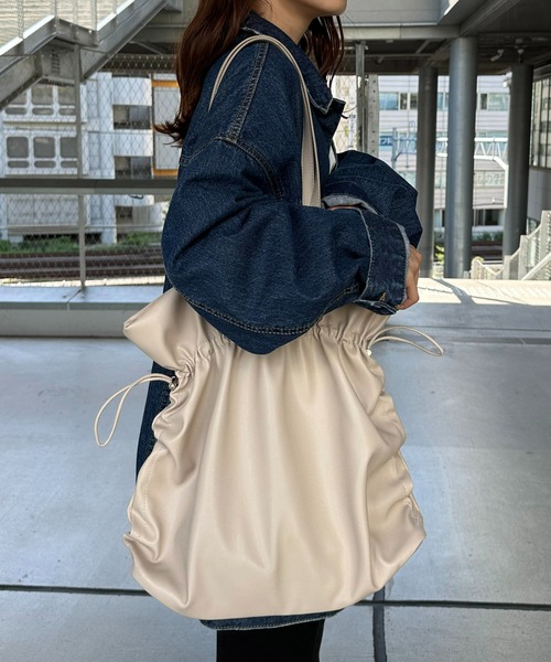 DISCOAT（ディスコート）の「【大容量/WEB限定】ドローコードサイドギャザートートバッグ《マチ付き》（トートバッグ・レディース・ブラック/ベージュ/シルバー・FREE）」の15枚目の写真