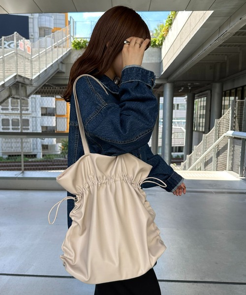 DISCOAT（ディスコート）の「【大容量/WEB限定】ドローコードサイドギャザートートバッグ《マチ付き》（トートバッグ・レディース・ブラック/ベージュ/シルバー・FREE）」の16枚目の写真