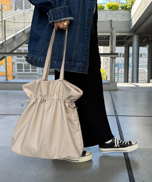 DISCOAT（ディスコート）の「【大容量/WEB限定】ドローコードサイドギャザートートバッグ《マチ付き》（トートバッグ・レディース・ブラック/ベージュ/シルバー・FREE）」の18枚目の写真