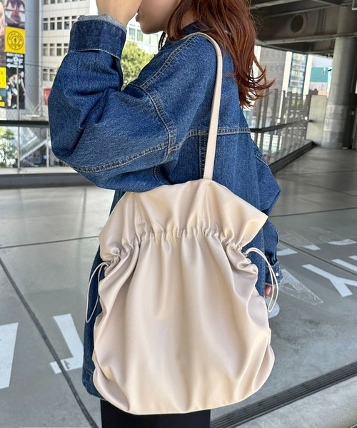 DISCOAT（ディスコート）の「【大容量/WEB限定】ドローコードサイドギャザートートバッグ《マチ付き》（トートバッグ・レディース・ブラック/ベージュ/シルバー・FREE）」の5枚目の写真