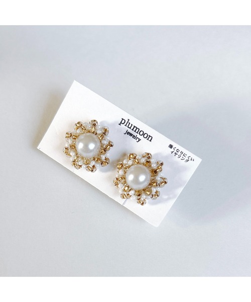 tone(トーン)の「【plumoon】ゴールド×ホワイトビーズ花(MA)(ピアス(両耳用)・レディース・ゴールド・FREE)」の2枚目の写真