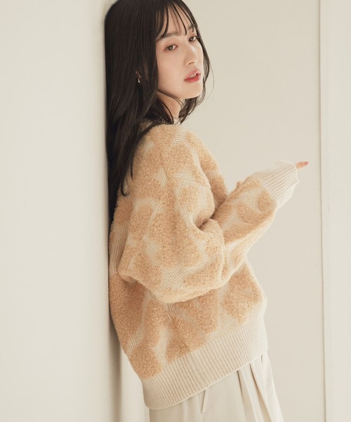 HEYUMM（ヘユム）の「クルーネックフラワージャガードセーター（ニット/セーター・レディース・ベージュ系その他/ブルー系その他/グレー系その他・ONE）」の4枚目の写真