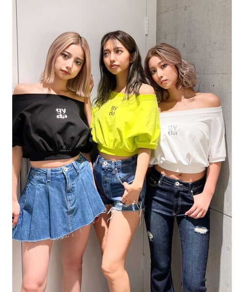 GYDA（ジェイダ）の「Square gyda エンボス オフショル トップス