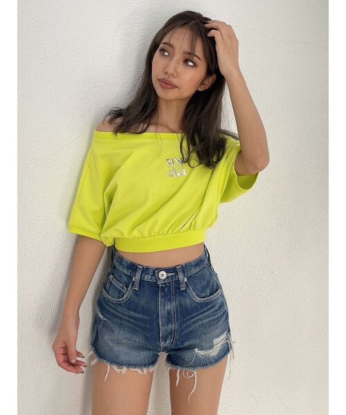 GYDA（ジェイダ）の「Square gyda エンボス オフショル トップス