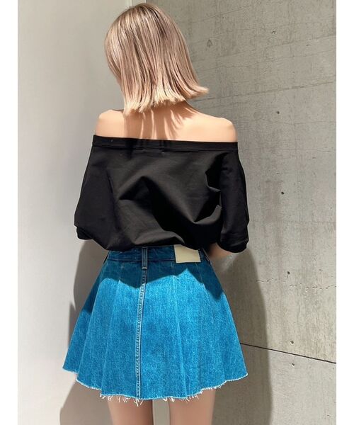 GYDA（ジェイダ）の「Square gyda エンボス オフショル トップス