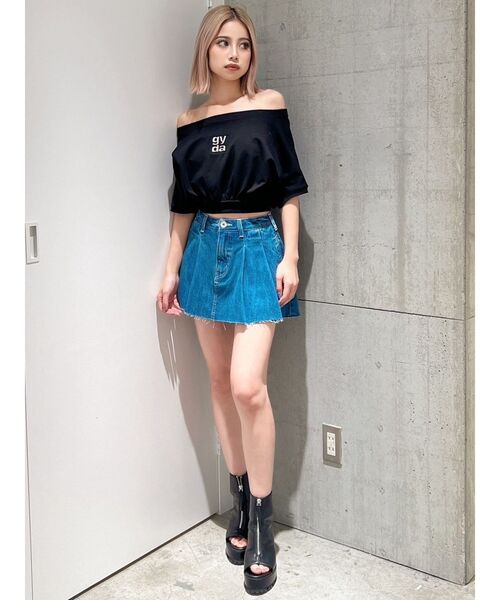 GYDA（ジェイダ）の「Square gyda エンボス オフショル トップス