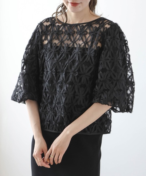 La-gemme(ラジェム)の「2way花柄シアートップス(シャツ/ブラウス・レディース・ブラック/ホワイト・フリー)」の1枚目の写真