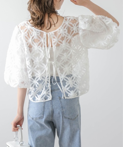 La-gemme(ラジェム)の「2way花柄シアートップス(シャツ/ブラウス・レディース・ブラック/ホワイト・フリー)」の4枚目の写真