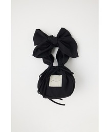 原料の一部にリサイクルポリエステルを使用　持ち手の長さを結び方で調整できる巾着型ミニバッグ