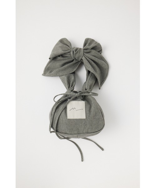 M_（エムアンダーバー）の「原料の一部にリサイクルポリエステルを使用　持ち手の長さを結び方で調整できる巾着型ミニバッグ（ショルダーバッグ・レディース・グレー/ブラック・FREE）」の3枚目の写真
