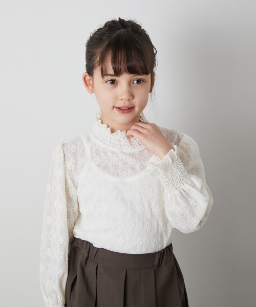 riziere（リジェール）の「フラワーレースシャーリングカラープルオーバー(MOMとお揃い)（シャツ/ブラウス・キッズ・アイボリー/ブラック・90/100/110/120/130/140/150）」の2枚目の写真