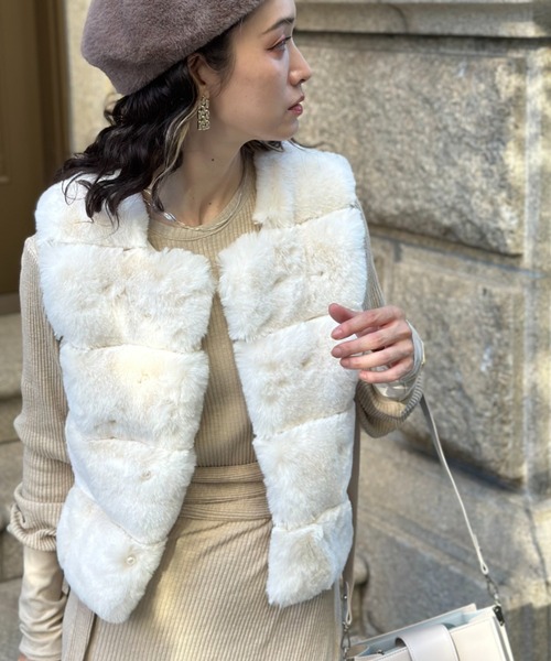 【新品未使用タグ付完売品】メゾンドドルチェ　ウォッシャブルファーベストホワイト 洗える大人気秋ベスト♡ | ママだって女の子♡