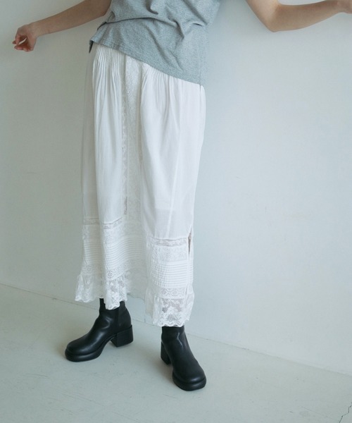 anuke（アンヌーク）の「Tuck Lace Skirt（スカート・レディース・ホワイト/ブラック・FREE）」の2枚目の写真