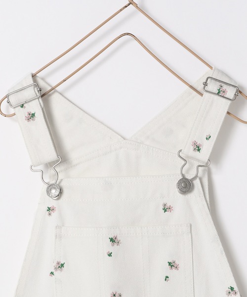 LOWRYS FARM(ローリーズファーム)の「フラワーオーバーオール 260005(サロペット/オーバーオール・キッズ・オフホワイト・150cm/140cm/130cm/120cm/110cm)」の3枚目の写真