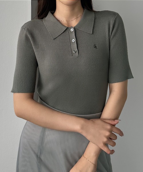 Louere（ルエレ）の「ロゴ刺繍半袖リブニットポロ（ニット/セーター・レディース・ネイビー/チャコール/アイボリー/ブラック系その他2/ブラック系その他・SMALL/MEDIUM/LARGE/X-LARGE）」の4枚目の写真