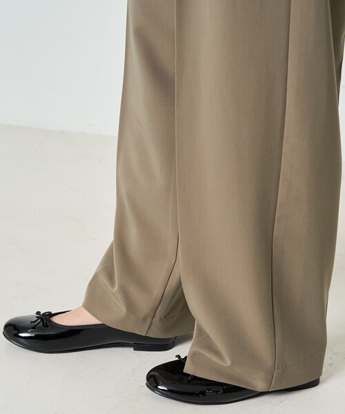 FREAK'S STORE（フリークスストア）の「限定展開　タックストレートパンツ（セット対応）（スラックス・レディース・ナチュラル/チャコール/ベージュ/ブラック・SMALL/MEDIUM）」の8枚目の写真