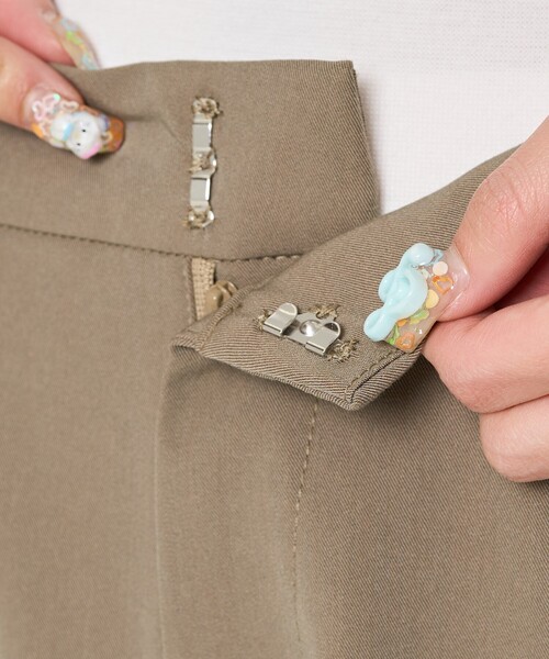 FREAK'S STORE（フリークスストア）の「限定展開　タックストレートパンツ（セット対応）（スラックス・レディース・ナチュラル/チャコール/ベージュ/ブラック・SMALL/MEDIUM）」の6枚目の写真