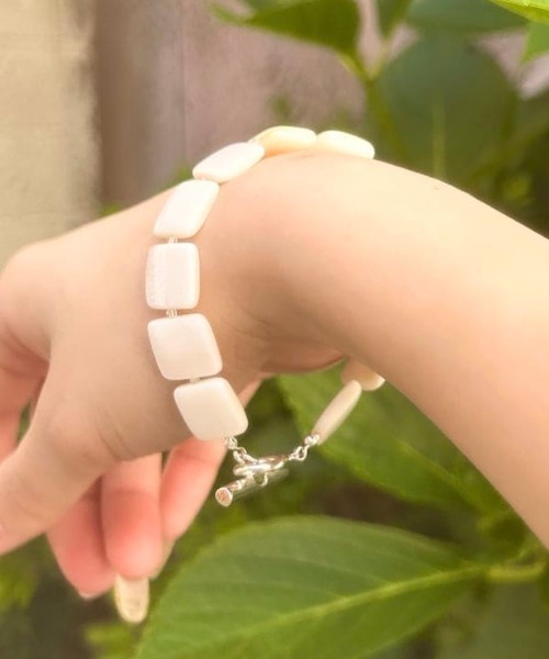 ROSETTA PRAYER（ロゼッタプレア）の「ROSETTA PRAYER / PEARL SHELL BRACELET（ブレスレット・レディース・ホワイト・ONE SIZE）」の5枚目の写真