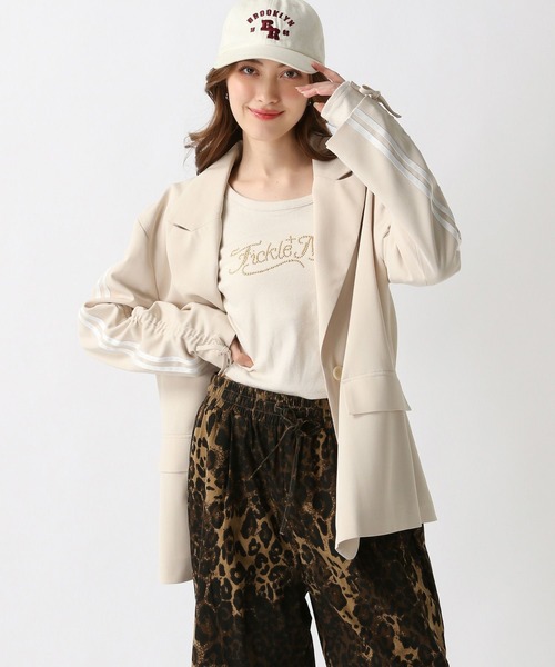 FOREVER 21(フォーエバー トゥエンティーワン)の「【2025SS】袖シャーリングラインジャケット(テーラードジャケット・レディース・グレー/ナチュラル・FREE)」の4枚目の写真