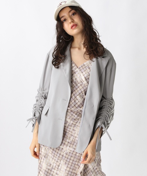 FOREVER 21(フォーエバー トゥエンティーワン)の「【2025SS】袖シャーリングラインジャケット(テーラードジャケット・レディース・グレー/ナチュラル・FREE)」の6枚目の写真