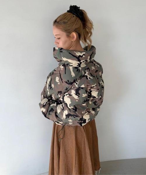 SANSeLF(サンセルフ)の「【SANSeLF】 カモフラージュショートダウンジャケット ドローコード クロップド丈 sanw25a007(ダウンジャケット/コート・レディース・カモフラージュ・FREE)」の2枚目の写真