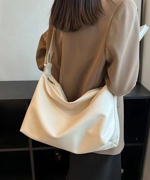 c.u.l(シーユーエル)の「大容量 斜め掛け メッセンジャー ショルダーバッグ cula1079(ショルダーバッグ・レディース・アイボリー/ブラック/ブラウン/グレー/レッド・FREE)」の2枚目の写真