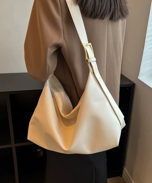 c.u.l(シーユーエル)の「大容量 斜め掛け メッセンジャー ショルダーバッグ cula1079(ショルダーバッグ・レディース・アイボリー/ブラック/ブラウン/グレー/レッド・FREE)」の8枚目の写真