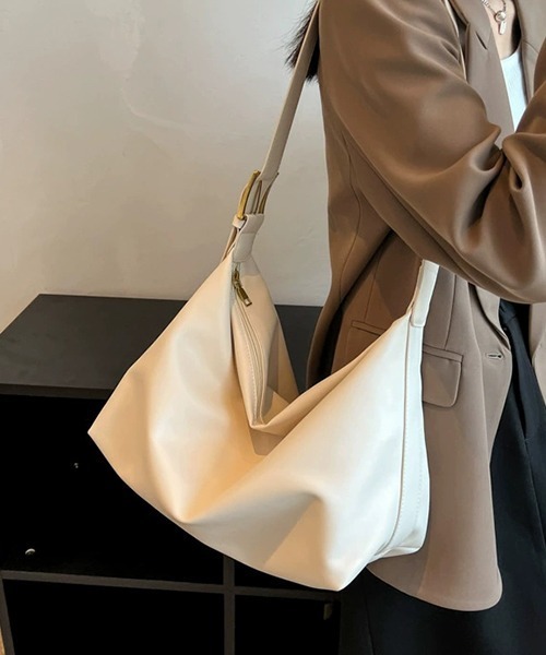 c.u.l(シーユーエル)の「大容量 斜め掛け メッセンジャー ショルダーバッグ cula1079(ショルダーバッグ・レディース・アイボリー/ブラック/ブラウン/グレー/レッド・FREE)」の9枚目の写真