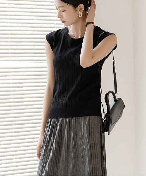 maison de LATIR(メゾンドラティール)の「《重ね着にも活躍》微厚素材の夏服フレンチスリーブ半袖サマーニット(Tシャツ/カットソー・レディース・ブラック/オフホワイト/ブルー/ブラウン/レッド・ONE SIZE)」の1枚目の写真