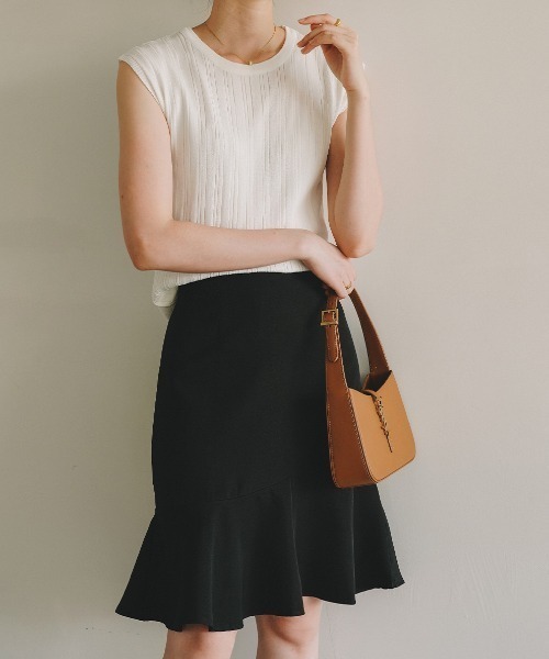 maison de LATIR(メゾンドラティール)の「《重ね着にも活躍》微厚素材の夏服フレンチスリーブ半袖サマーニット(Tシャツ/カットソー・レディース・ブラック/オフホワイト/ブルー/ブラウン/レッド・ONE SIZE)」の6枚目の写真