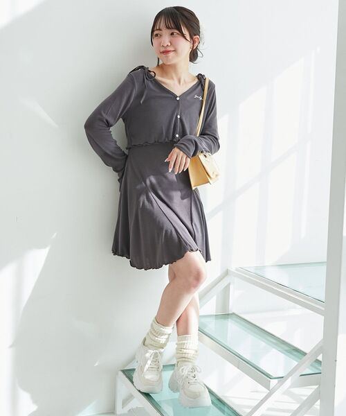 MAJESTIC LEGON(マジェスティックレゴン)の「カーデセット肩リボンキャミワンピ(ワンピース・レディース・アイボリー/グレー/ダークグレー・MEDIUM)」の19枚目の写真