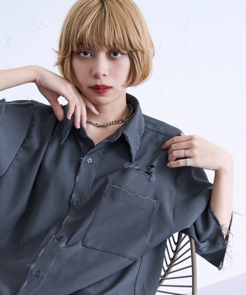 Ellno Loset(エルノロゼット)の「ダメージ加工レギュラーシャツ(シャツ/ブラウス・メンズ・オフホワイト/ブルーグレー・SMALL/MEDIUM/LARGE)」の9枚目の写真