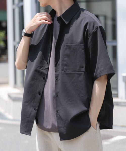 ITEMS URBANRESEARCH(アイテムズ アーバンリサーチ)の「ヨウリュウレギュラーカラー半袖シャツ(シャツ/ブラウス・メンズ・ブラウン/ネイビー/ブラック・LARGE/MEDIUM)」の4枚目の写真