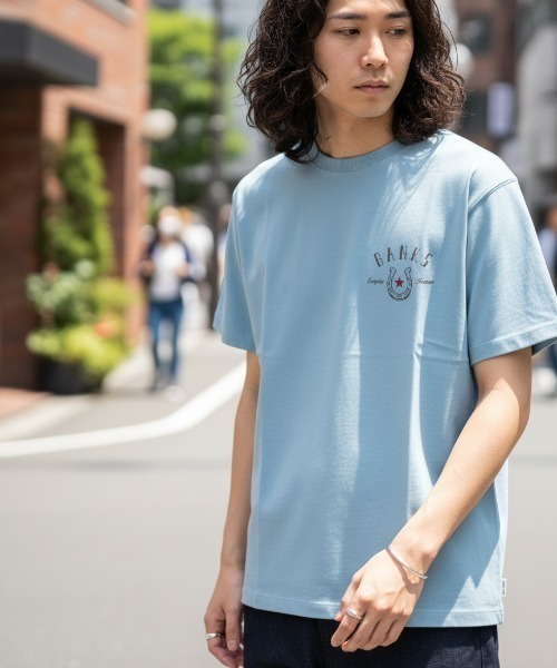 BANKS(バンクス)の「DESIGN TEE /BANKS JOURNAL(バンクスジャーナル)胸元ワンポイントプリント半袖デザインT-シャツ(Tシャツ/カットソー・メンズ・ブラック/オフホワイト/ブルー系その他・MEDIUM/LARGE/X-LARGE)」の6枚目の写真