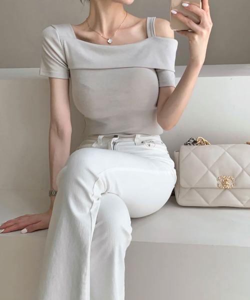 VIVID LADY(ビビッドレディー)の「スリムフィット ワンショルダー トップス(Tシャツ/カットソー・レディース・ブラック/ホワイト/ベージュ・FREE)」の3枚目の写真